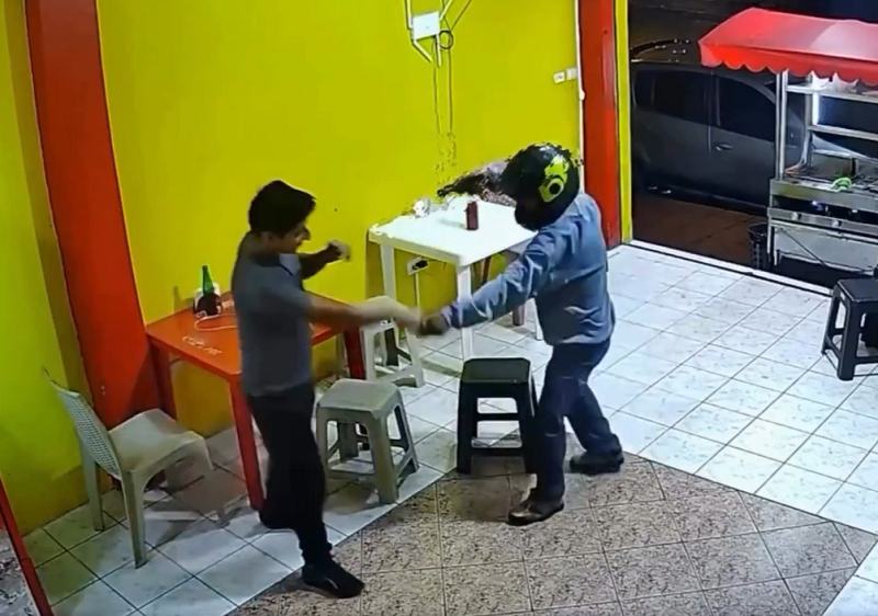 Ecuadorian Café Owner Subdues Armed Robber