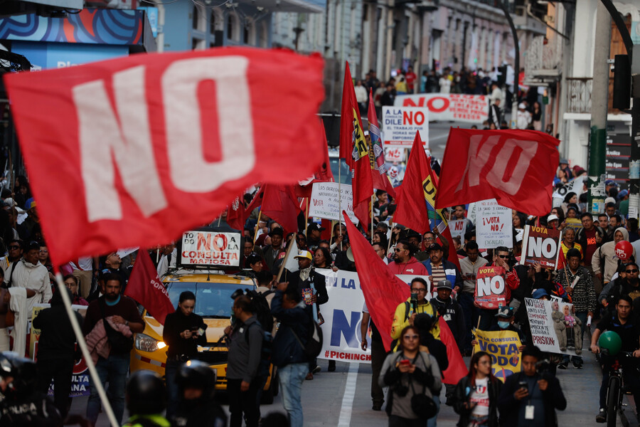 Social organizations march in Quito against Noboa's referendum