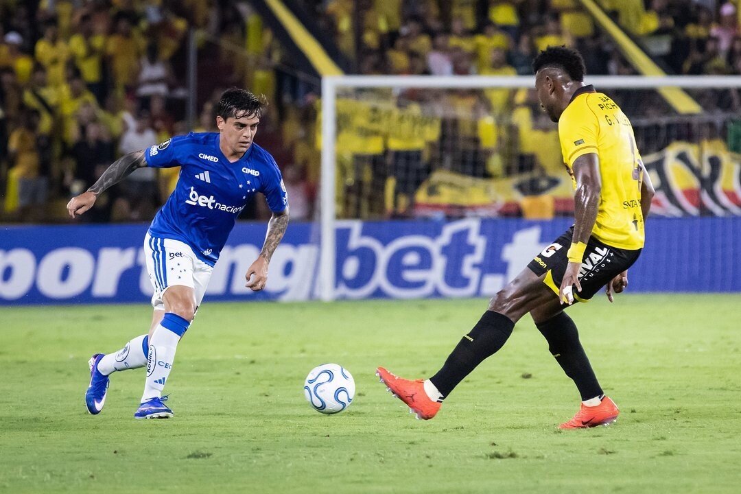 Cruzeiro Defeats Barcelona in Copa Libertadores Opener