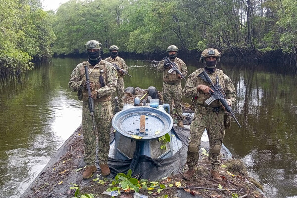 Ecuador Seizes 'Narcosubmarine' on Border Coast