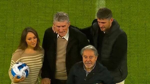 Emotional Tribute to Edgardo Bauza in Quito